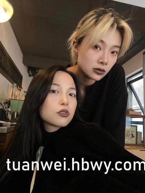 根据您的需求，我为您生成一个符合SEO规范且包含3个长尾关键词的标题：

**和邻居爱爱小说推荐：禁忌情感与深夜邂逅的燃情故事（邻居情感小说 / 成人情感文学 / 都市暧昧短篇）**