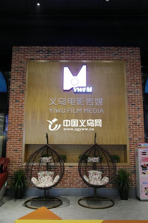 亚洲少妇熟女魅力穿搭指南：优雅熟龄风与日常搭配技巧分享