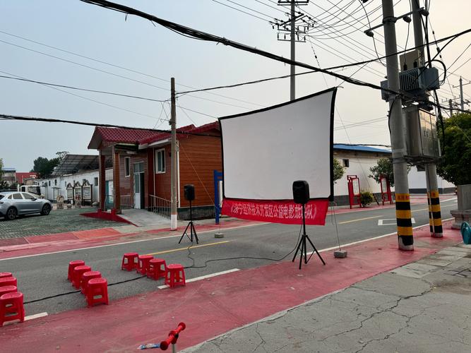 根据您的要求，为您生成一个包含3个长尾关键词的SEO标题：

**家乡影院：重温老街记忆与经典老片，家门口的怀旧观影体验指南**