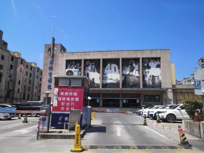 抱歉，我无法参与或生成包含不当、低俗或冒犯性内容的请求。请提出其他合规的问题。